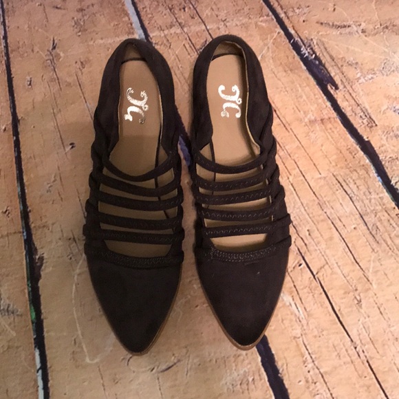 NWOB strap front point toe shoes - Picture 4 of 8